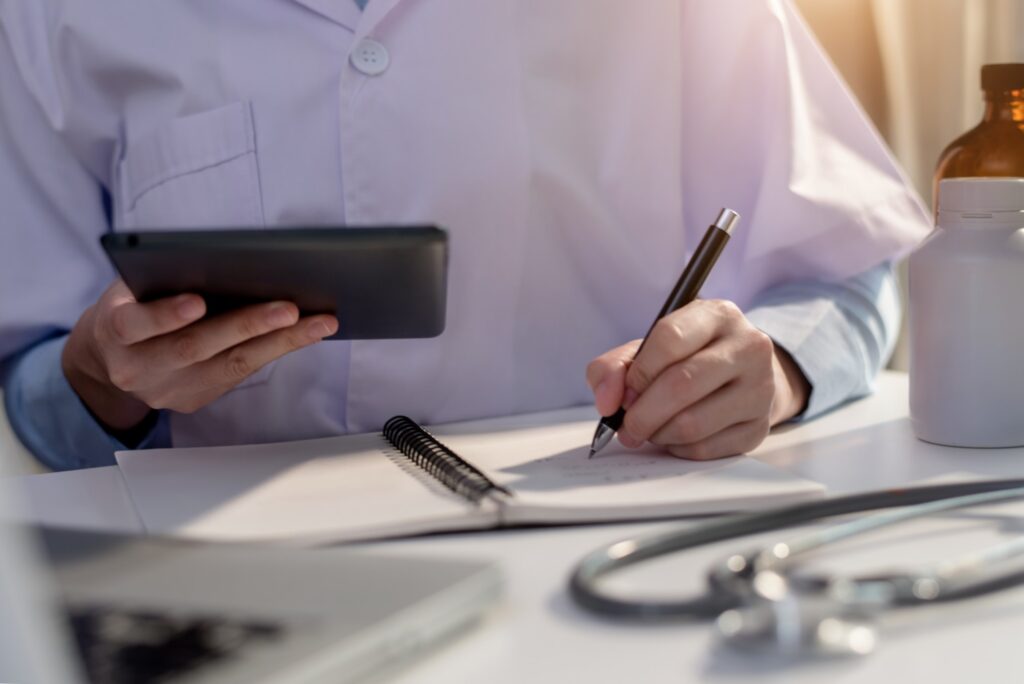 Médicos devem ser restituídos