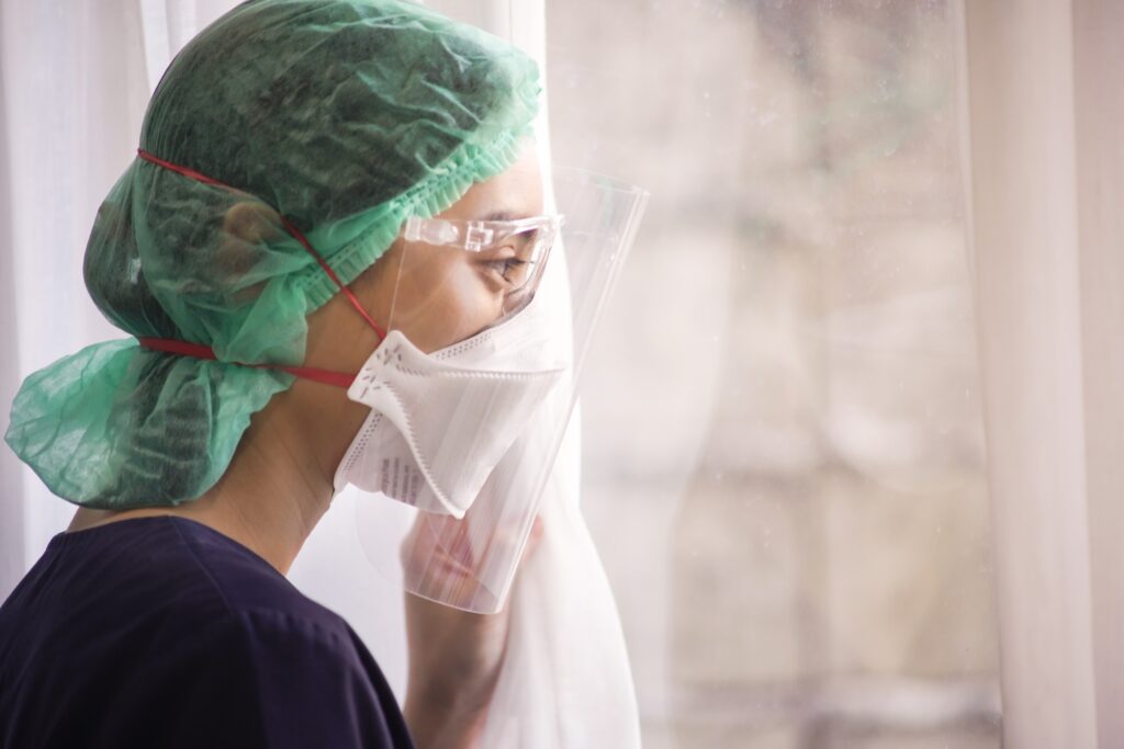 O médico infectado pela Covid-19 tem direito a estabilidade?